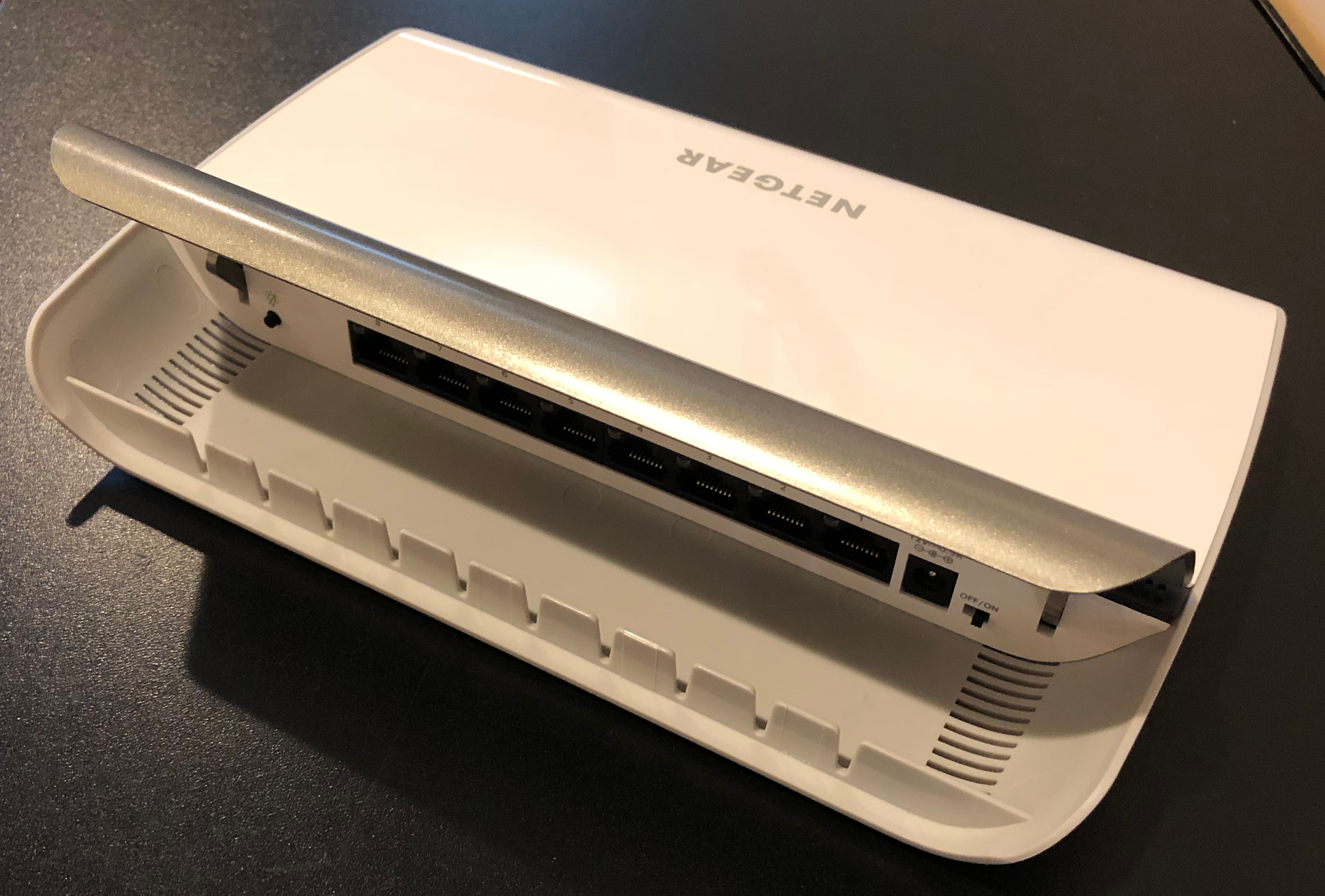 El GS908 de Netgear es una bestia, pero me encanta su pequeña aleta y sus ranuras incorporadas para esconder sus feos cables Ethernet.